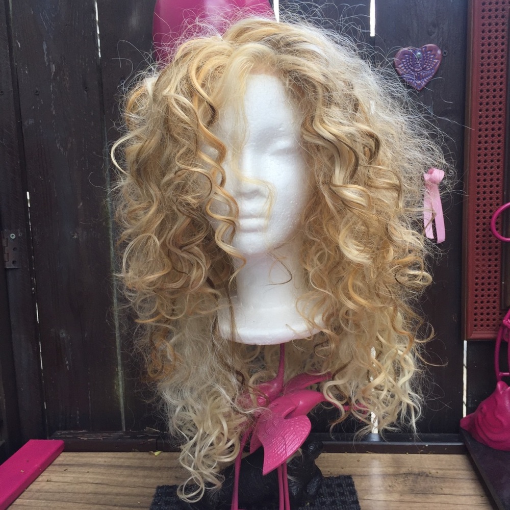 Long curly wig